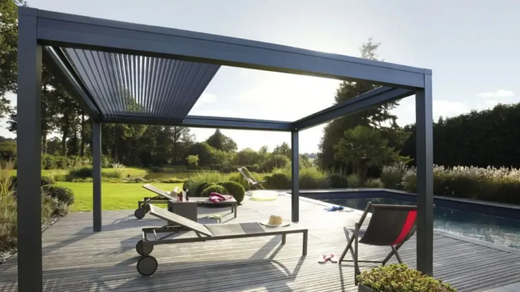 Store banne devant une piscine