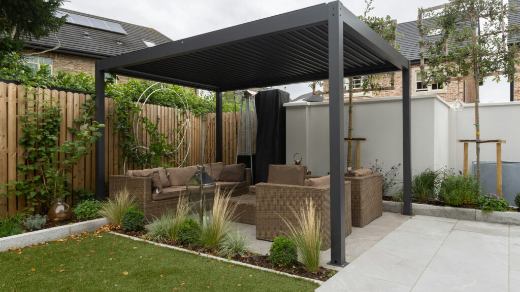 Propriétaires : ce qu’apporte une pergola bioclimatique en extérieur