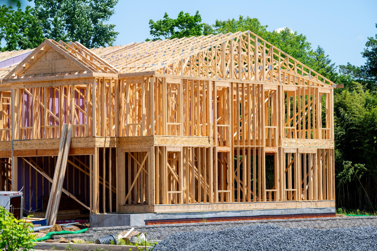 construction d'une maison à ossature en bois sur un terrain arboré