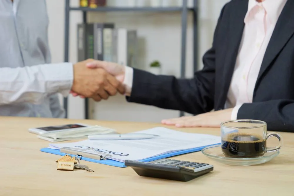 Courtier en prêt immobilier avec clients